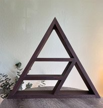 Kệ gỗ hình tam giác đẹp màu óc chó decor cho gia đình, quán cafe KG74