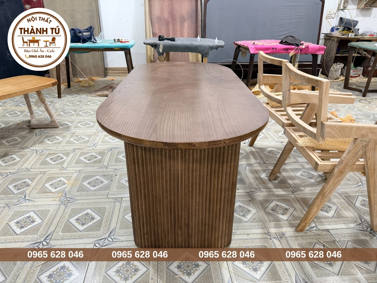 Bàn ăn bầu dục chân ốp nan
