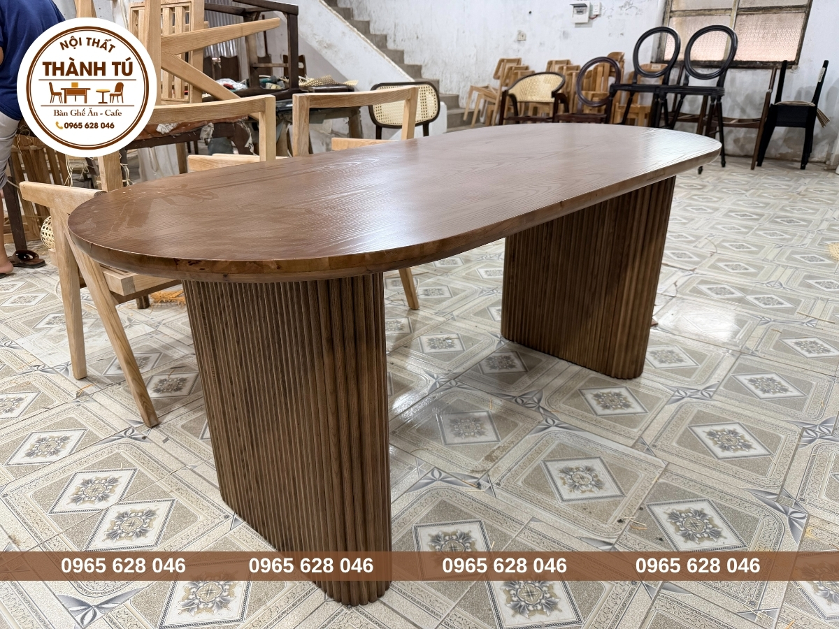 Bàn ăn bầu dục màu gỗ óc chó